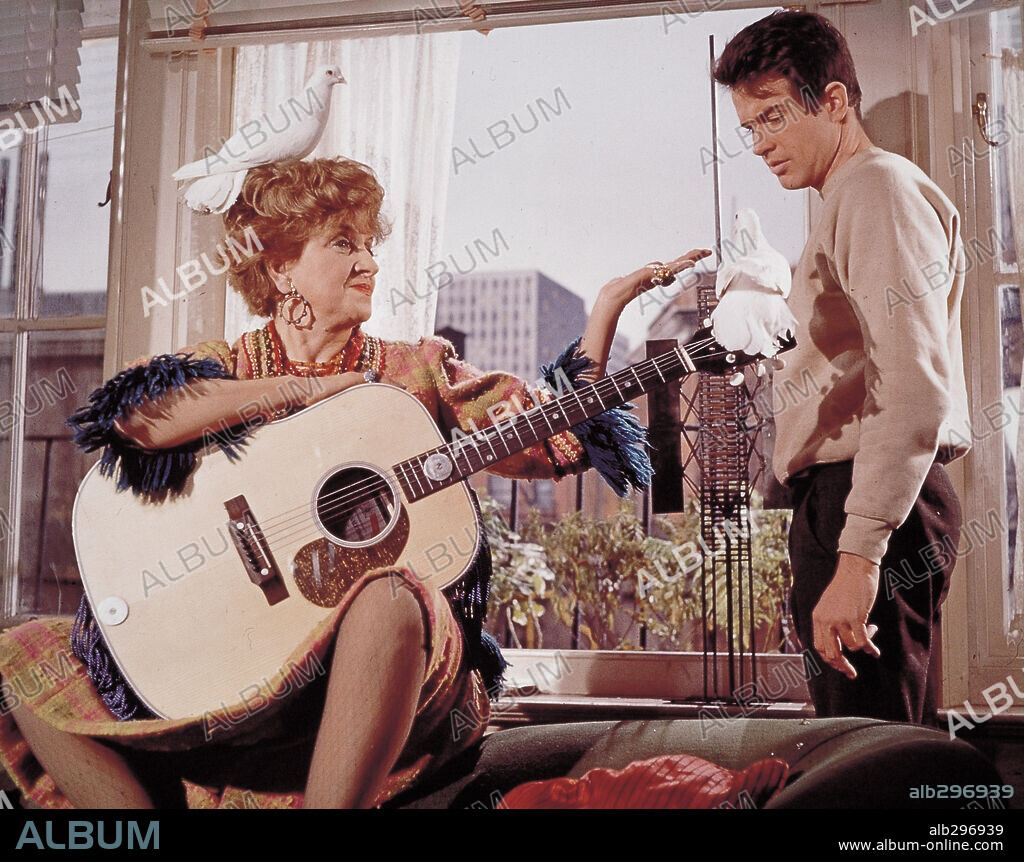 WARREN BEATTY in PROMISE HER ANYTHING, 1965, directed by ARTHUR HILLER. Copyright PARAMOUNT PICTURES.