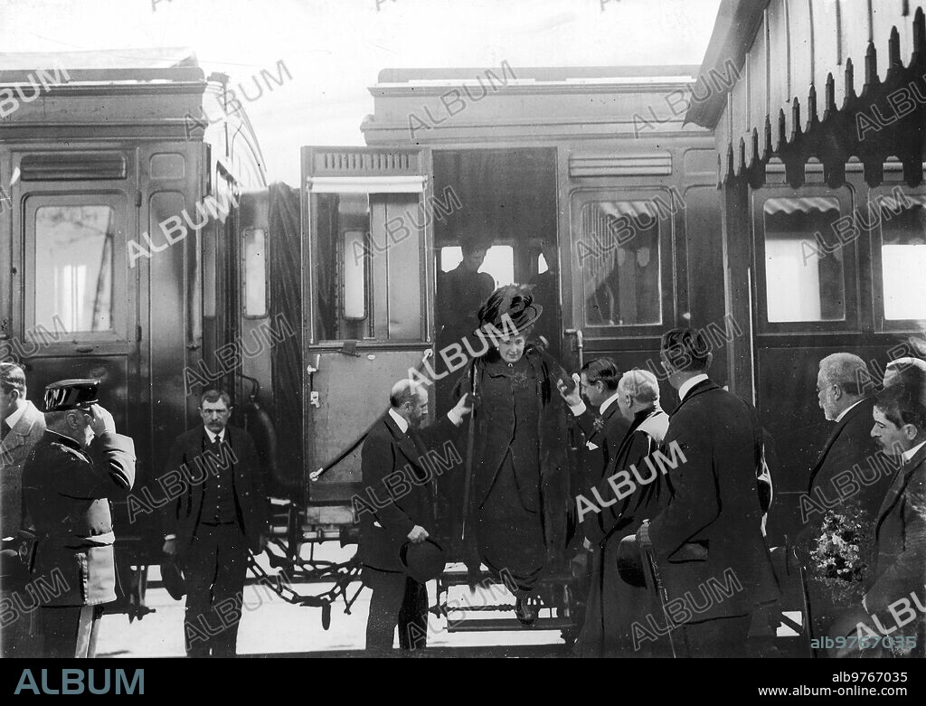 Febrero 1908. Los Reyes en Andalucía. S. M. la Reina doña victoria Eugenia Bajando del tren en la estación de Hornachuelos. A ambos Lados de la Portezuela, Dando la mano A S. M. , el duque de santo mauro y Marqués de Viana.