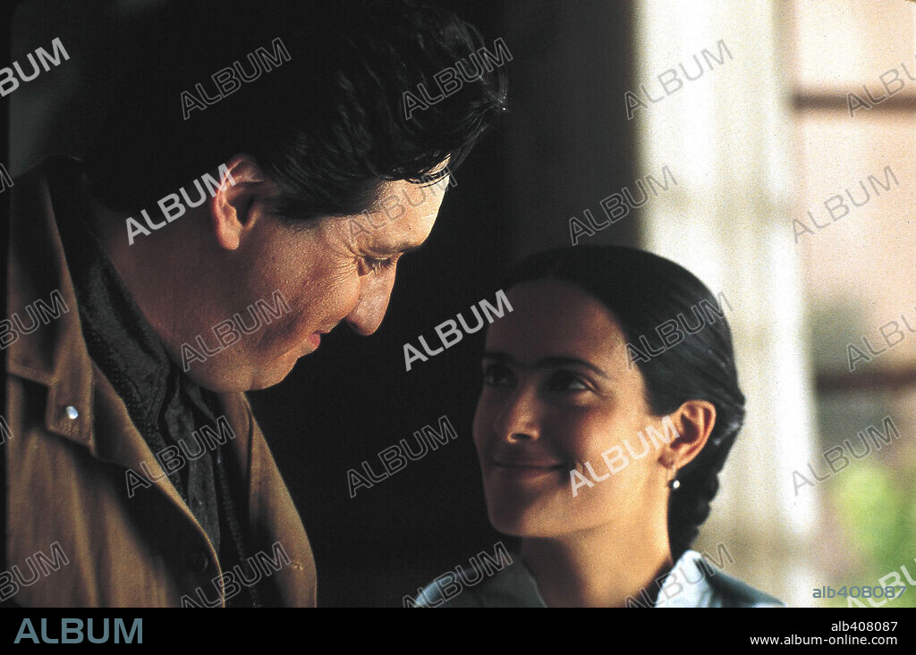 DIEGO RIVERA, Frida Kahlo, SALMA HAYEK and ALFRED MOLINA. ALFRED MOLINA and SALMA HAYEK in FRIDA, 2002, directed by JULIE TAYMOR. Copyright MIRAMAX.