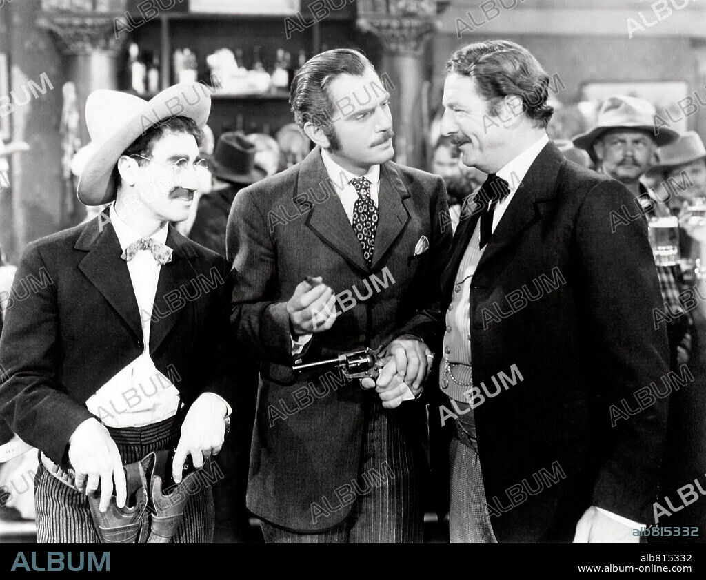 GROUCHO MARX, ROBERT BARRAT y WALTER WOOLF KING en LOS HERMANOS MARX EN EL OESTE, 1940 (GO WEST), dirigida por EDWARD BUZZELL. Copyright M.G.M.