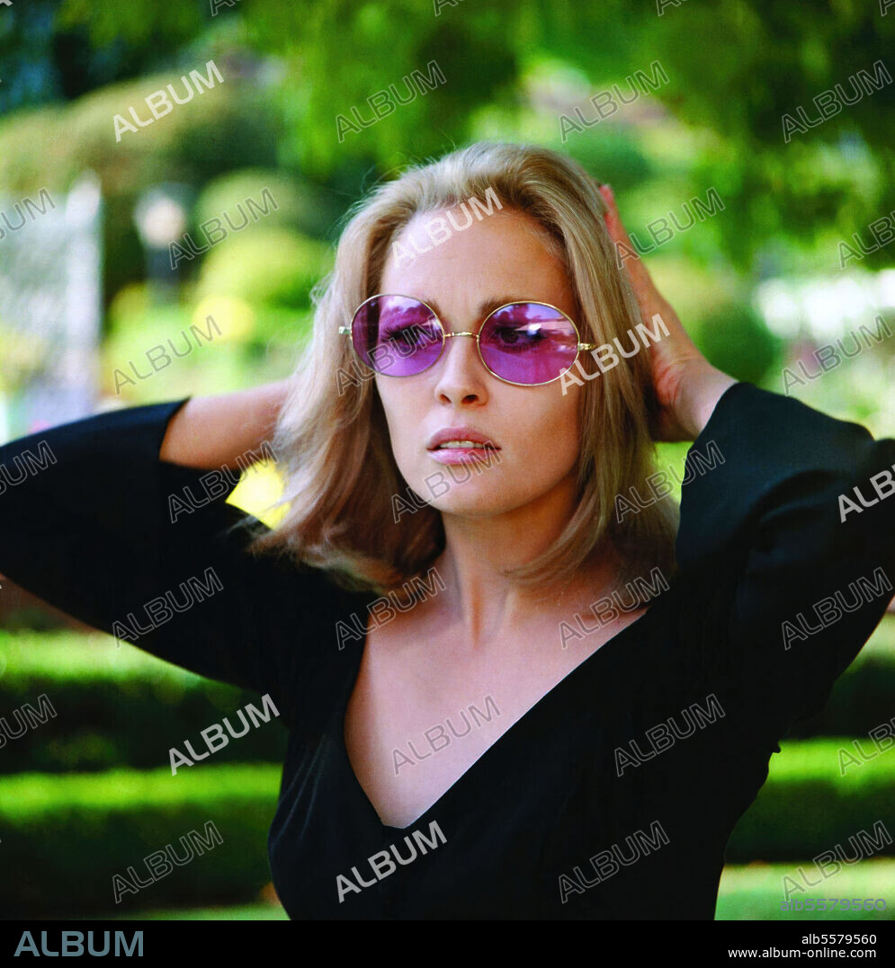 FAYE DUNAWAY in THE ARRANGEMENT, 1969, directed by ELIA KAZAN. Copyright ELIA KAZAN PROD / WARNERS.