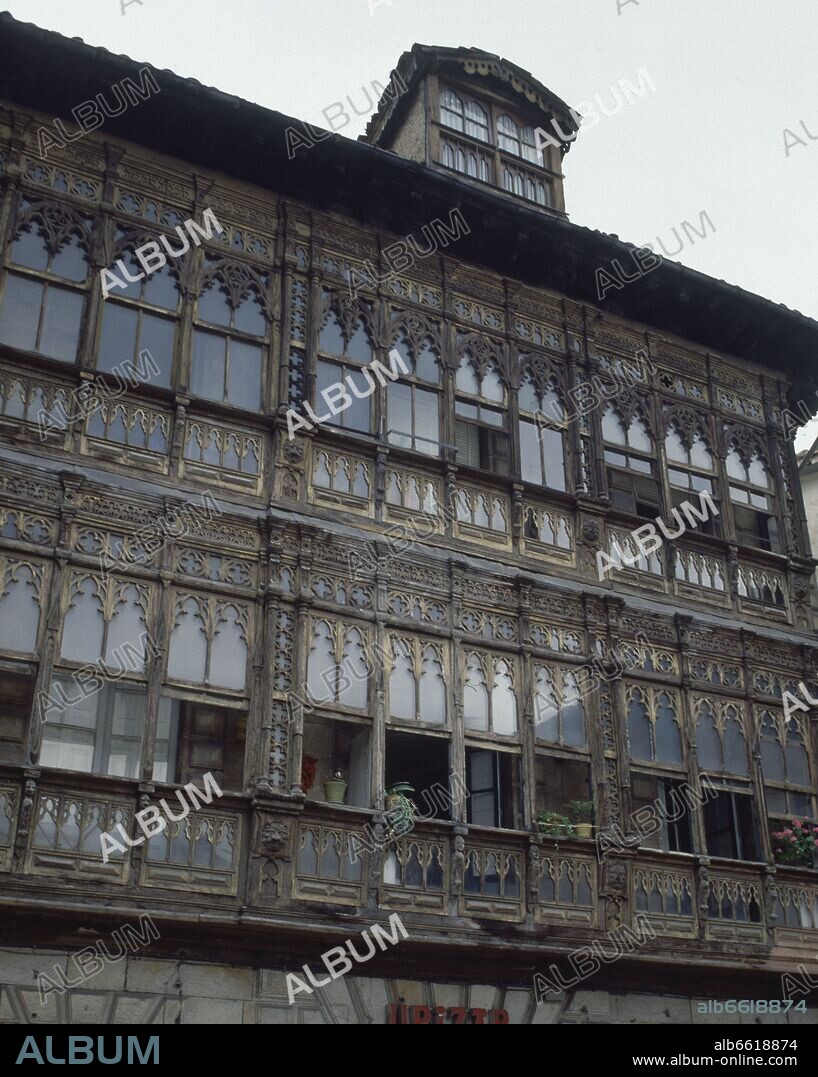 FACHADA DEL PALACIO DEL SIGLO XVIII AL QUE SE LE AÑADIERON A PRINCIPIOS DEL SIGLO XX UNA GALERIA ACRISTALADA DE MADERA DE ESTILO NEOGOTI -FOTO AÑOS 80.