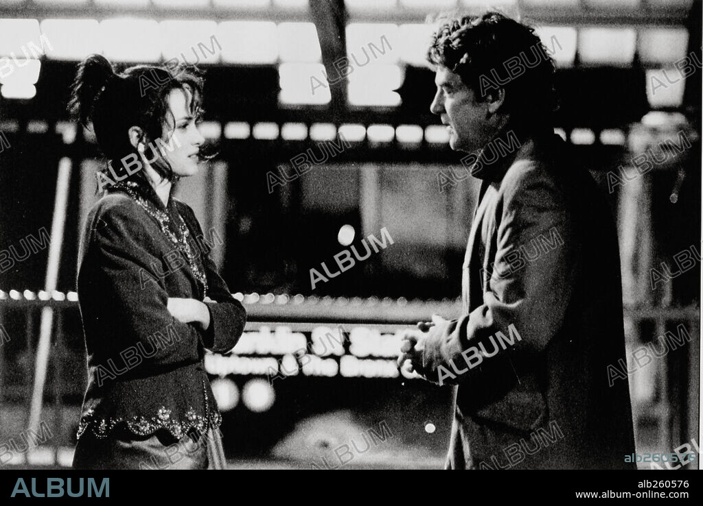 KENNETH BRANAGH and WINONA RYDER in CELEBRITY, 1998, directed by WOODY ALLEN. Copyright SWEETLAND FILMS.