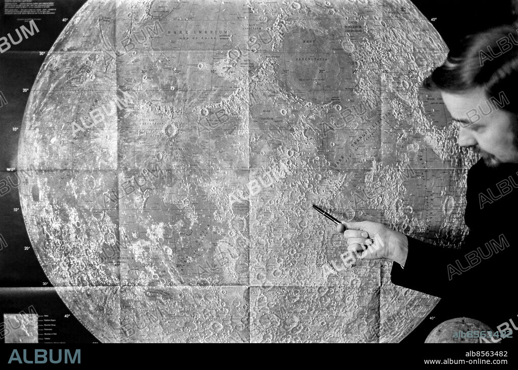 1972-03.. Rolf Egil Bergström, journalist och radioman, med en månkarta. Vid pennan på kartan ska Apollo 16 landa.. Foto: Bertil S-son Åberg / RiR / SVT / Kod: 5600. Bild och reportage publ. i RiR 17/72 sid. 11, 53 inför några radio- och TV-program om månlandningen.. RiR 20495 sv/v neg.