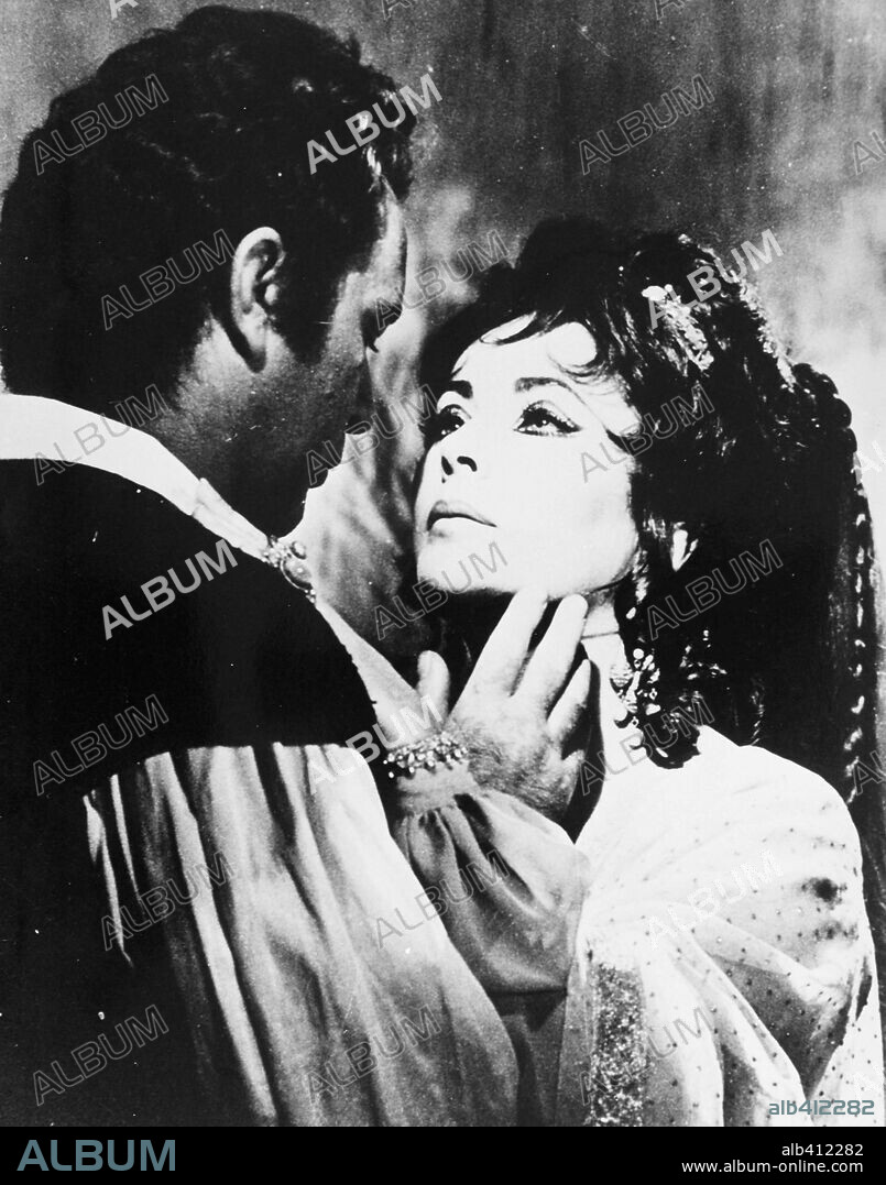 ELIZABETH TAYLOR and RICHARD BURTON in DOCTOR FAUSTUS, 1967, directed by RICHARD BURTON. Copyright OXFORD UNIV/NASSAU/VENFILMS/COLUMBIA.