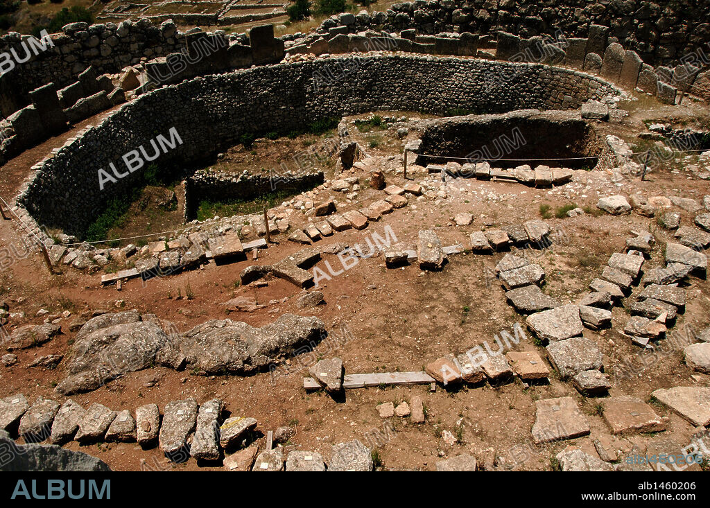 ARTE MICENICO. PERIODO HELADICO MEDIO. GRECIA. ACROPOLIS DE MICENAS. Vista del gran CIRCULO A DE LAS TUMBAS REALES, un doble círculo de 28 m. de diámetro, formado por losas verticales dentro del cual se encuentran seis tumbas de fosa posteriores al s. XVI. a. C. MICENAS. Provincia Argólide. Región Peloponeso.