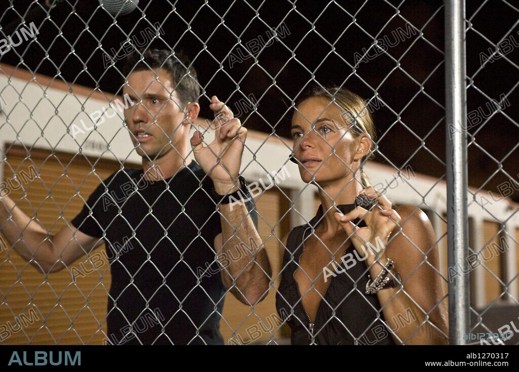 GABRIELLE ANWAR y JEFFREY DONOVAN en ULTIMO AVISO-TV, 2007 (BURN NOTICE-TV), dirigida por TIM MATHESON. Copyright FOX TELEVISION STUDIOS/FUSE ENTERTAINMENT.