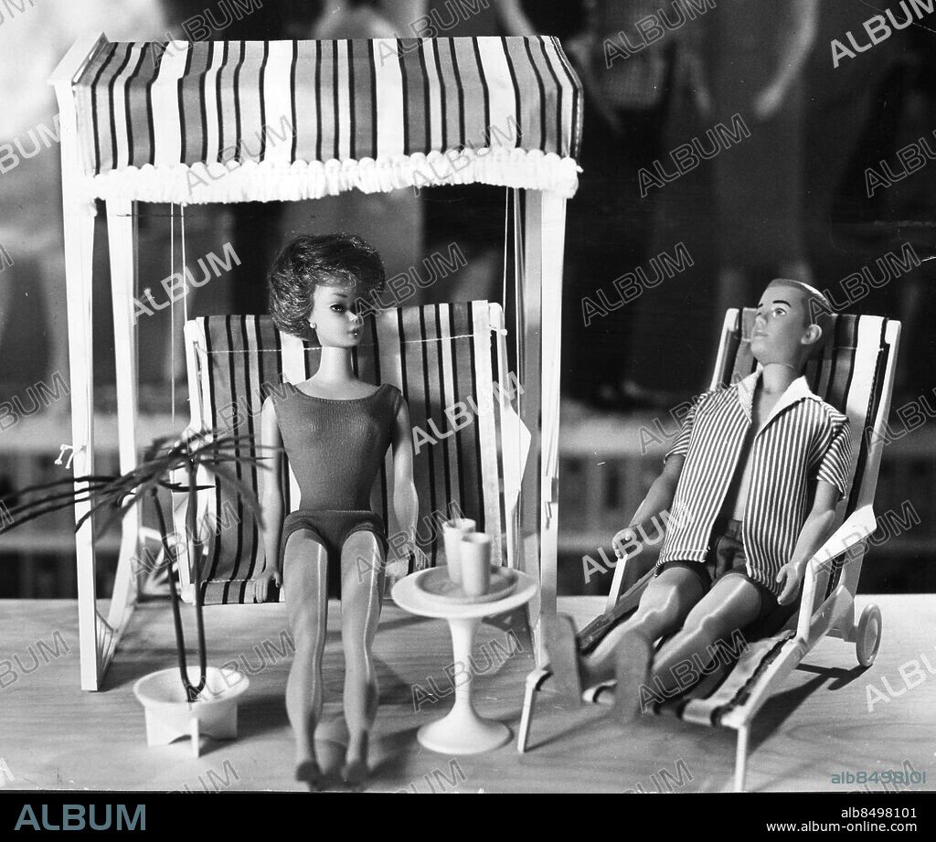 SEKLET-KULTUR-60      På en leksaksmässa i New York i mars 1959 presenterar det amerikanska leksaksföretaget Mattel vuxendockan"Barbie" för första gången. Dockan representerade 50-talets skönhetsideal och mängder med flickor i sju-nioråldern reagerade med förtjusning på dockan. 1961 fick "Barbie" enbeundrare som hette Ken. Bilden är daterad 1965-01-21. Foto: Jacob Forsell Kod: 14/9909. COPYRIGHT SCANPIX SWEDEN.