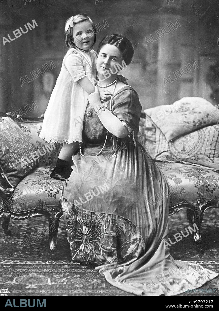 Agosto 1914. La Reina Guillermina de Holanda con su Hija, la Princesa Juliana, Heredera del trono.