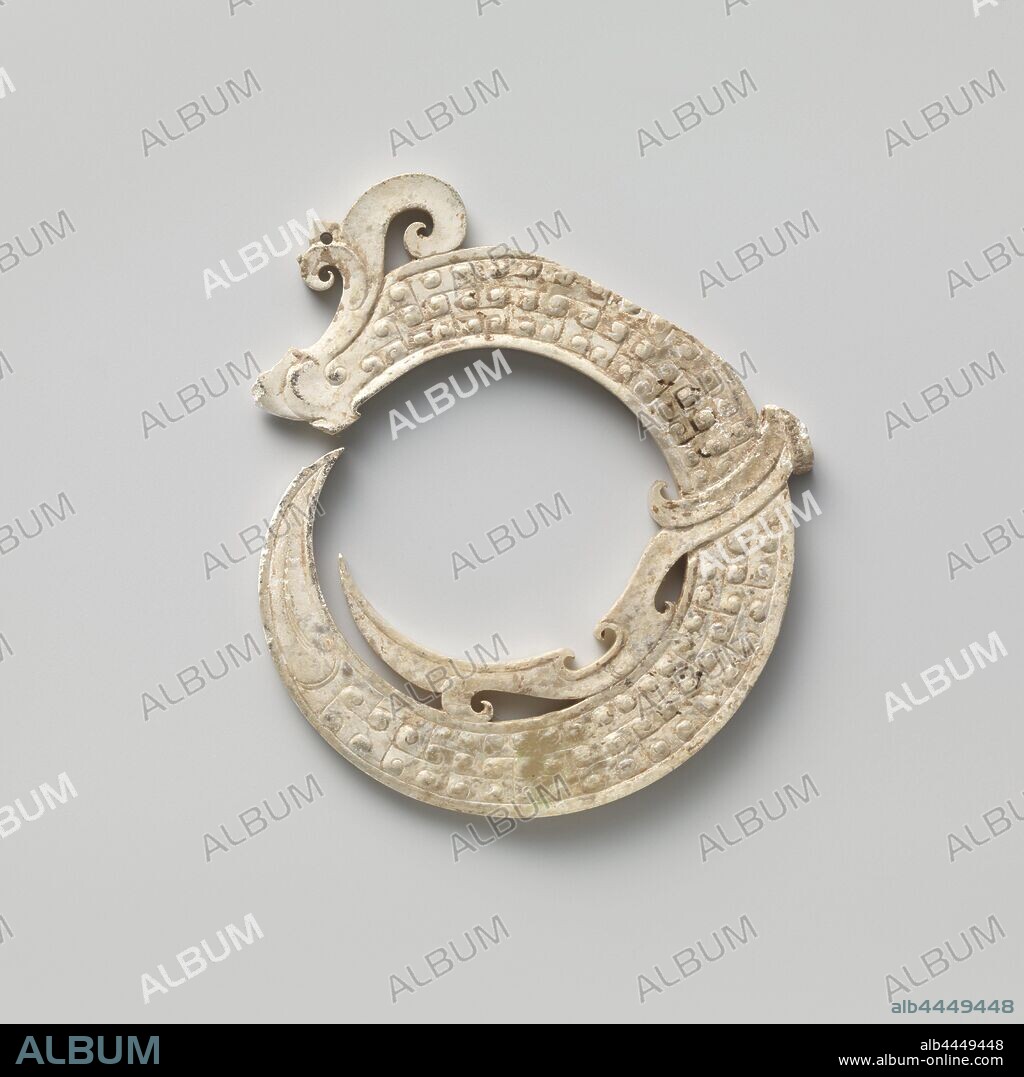 Decorative object, Ornament in light brown jade, curved shape, ends: mythical animal head and sharp point. Fine decorations., anonymous, China, -500 - -200, Zhou-dynasty (1050 B.C.-221 B.C.), jade (rock), w 7.5 cm × h 3.8 cm × d 0.4 cm.