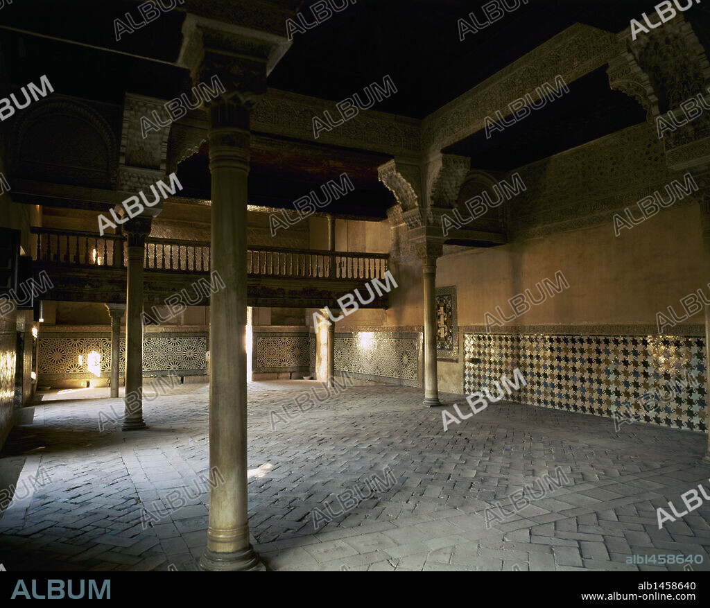 ARTE ISLAMICO. ESPAÑA. LA ALHAMBRA. Palacio Real de época NAZARI (s. XIV) Vista de la SALA DEL MEXUAR, iniciada por Abu-LWalid Isma'il, aunque reconstruída, en su mayor parte, por Yüsuf I y Mahammad V, entre los años 1333 y 1391. A partir de la Reconquista fue modificada y adaptada para capilla católica (s. XVI). GRANADA. Andalucía.
