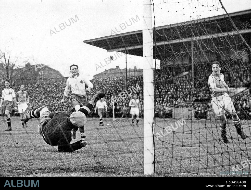 MALMÖ 1949-04-10. Malmös Ingvar Rydell gör 4-0 på IFK Norrköpings målvakt Torsten Lindberg i en allsvensk fotbollsmatch 10:e april 1949 på Malmö IP. Malmö vann med 4-0 inför 18 127 åskådare.. Foto: PrB / TT / Kod: 194.