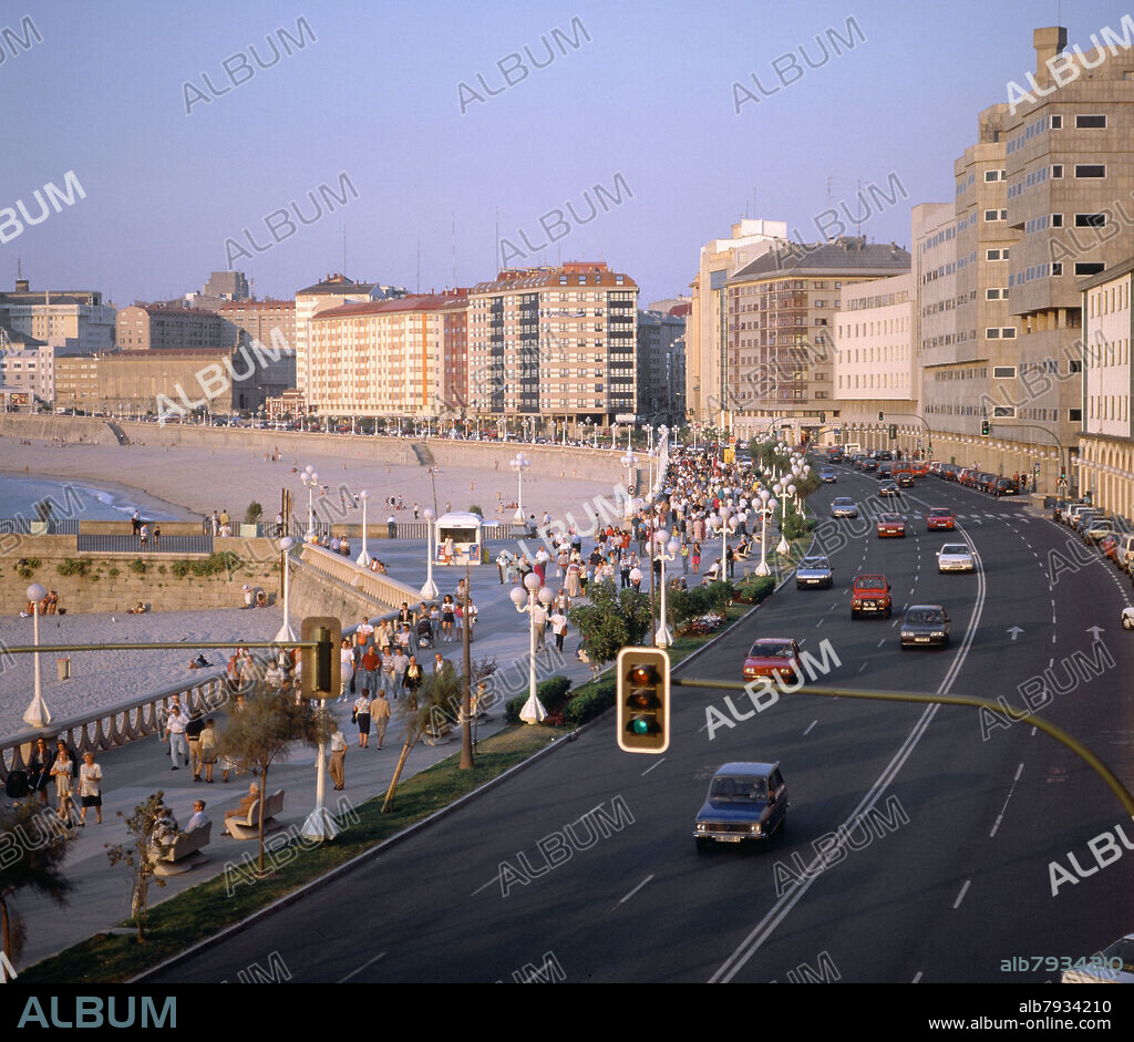 PASEO MARITIMO CON GENTE PASEANDO Y PLAYA DE RIAZOR - FOTO AÑOS 90.