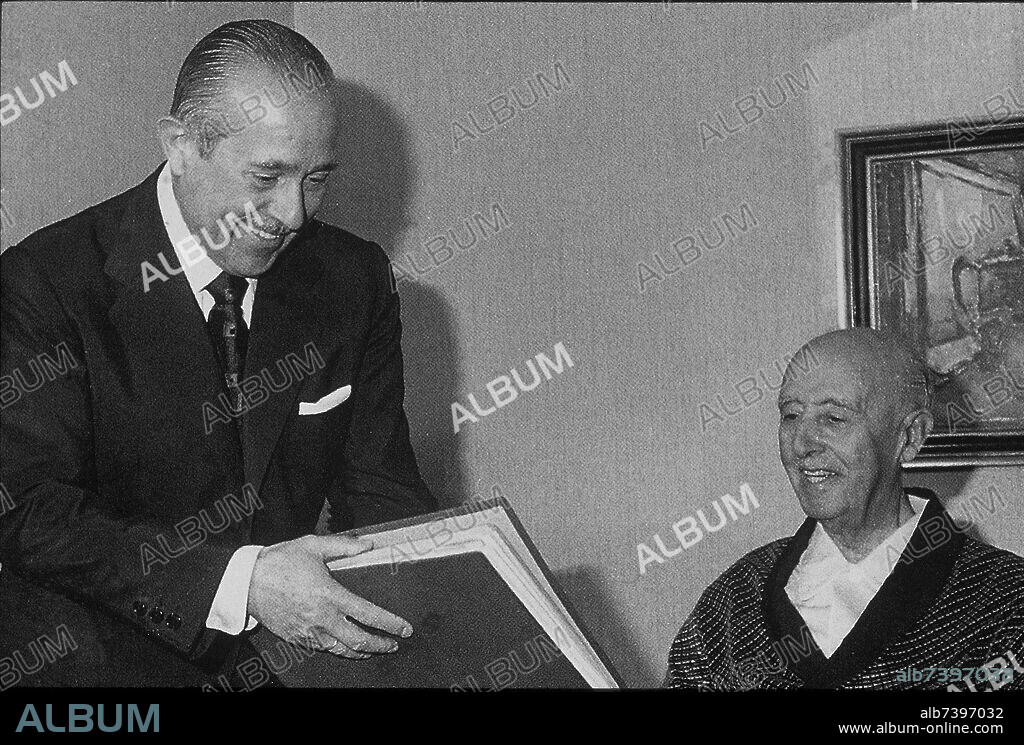 EL PRESIDENTE DEL GOBIERNO CARLOS ARIAS NAVARRO ATIENDE ASUNTOS DE ESTADO CON FRANCISCO FRANCO DURANTE SU INGRESO HOSPITALARIO, 17 DE JULIO DE 1974.