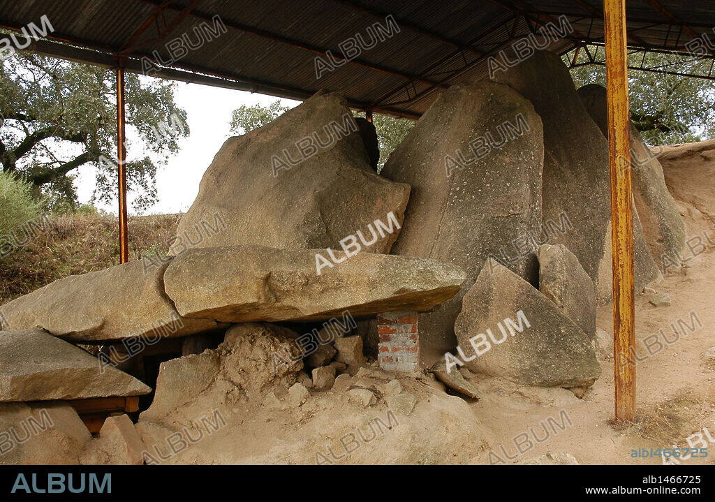 ARTE PREHISTORICO. NEOLITICO. PORTUGAL. ANTA (DOLMEN) GRANDE DO ZAMBUJEIRO. Fechado entre 4000-3500 a. C, es uno de los mayores monumentos megalíticos de la Península Ibérica. Formado por una cámara poligonal construida a base de siete grandes piedras de 8 m. de altura y un corredor cubierto. La entrada estaba marcada por un gran menhir decorado, actualmente derribado. EVORA. El Alentejo.