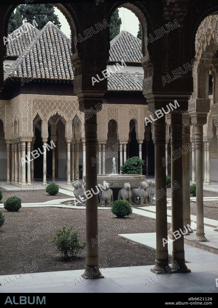 FUENTE DEL PATIO DE LOS LEONES DE LA ALHAMBRA DE GRANADA - SIGLO XIV.