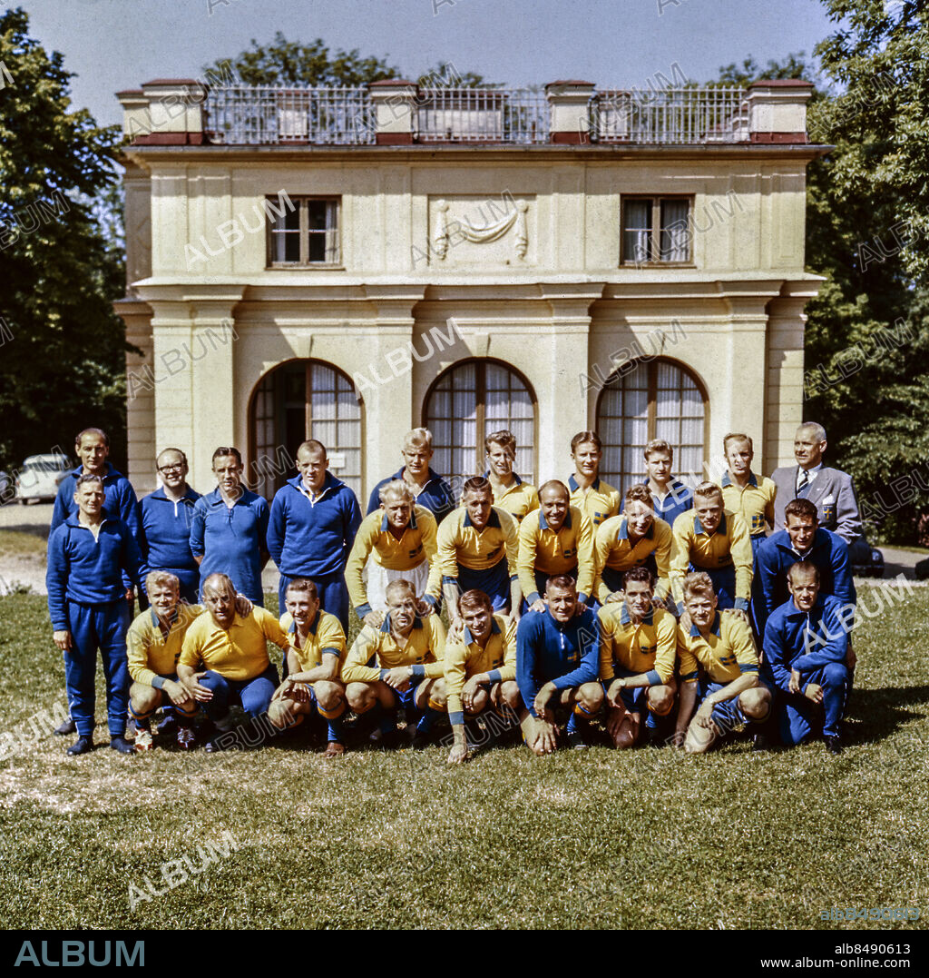 STOCKHOLM 1958-06-27. Lagbild av spelarna i svenska fotbollslandslaget ute på träningsanläggningen i Lillsved, Värmdö i samband med fotbolls-VM i Sverige 27:e juni 1958. Stående Bakre raden fr. v. ?, Sten-Otto Liljedahl, ?, Bror Mellberg, Tore Svensson, Owe Ohlsson, Henry Källgren, Arne Selmosson, Parwitz Öberg, Carl-Elis Halldén, förbundskapten. Stående mittenraden fr. v. George Raynor, tränare, Bengt Berndtsson, Nils Liedholm, Gunnar Gren, Agne Simonsson, Sven Axbom, ?. Sittande fr. v. Lennart "Nacka" Skoglund, Mario Ferrario, massör, Reino Börjesson, Sigvard Parling, Kurt Kamrin, Kalle Svensson, Bengt "Julle" Gustavsson, Orvar Bergmark, Gösta Löfgren. Foto: DN / Expressen / TT / Kod: 192.
