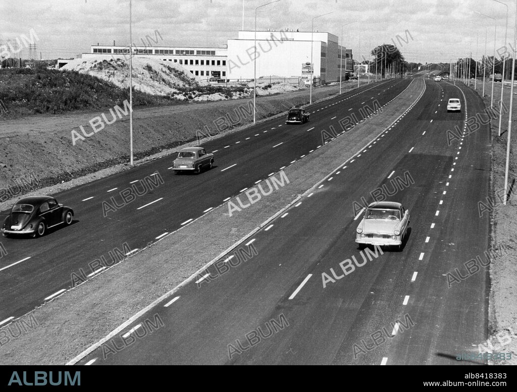 Lundavägen autostradan motorvägen Malmö - Lund under byggnad 1962. Invigningen av Lundavägsinfarten motorvägsinfarten. Bild riktning Lund vid tv SDS Sydsvenskans nya tidningshus utan höghusdelen och Kronetorpsrondellen.. Foto: Lars A Lindkvist / Sydsvenskan / IBL Bildbyrå *** Local Caption *** /.