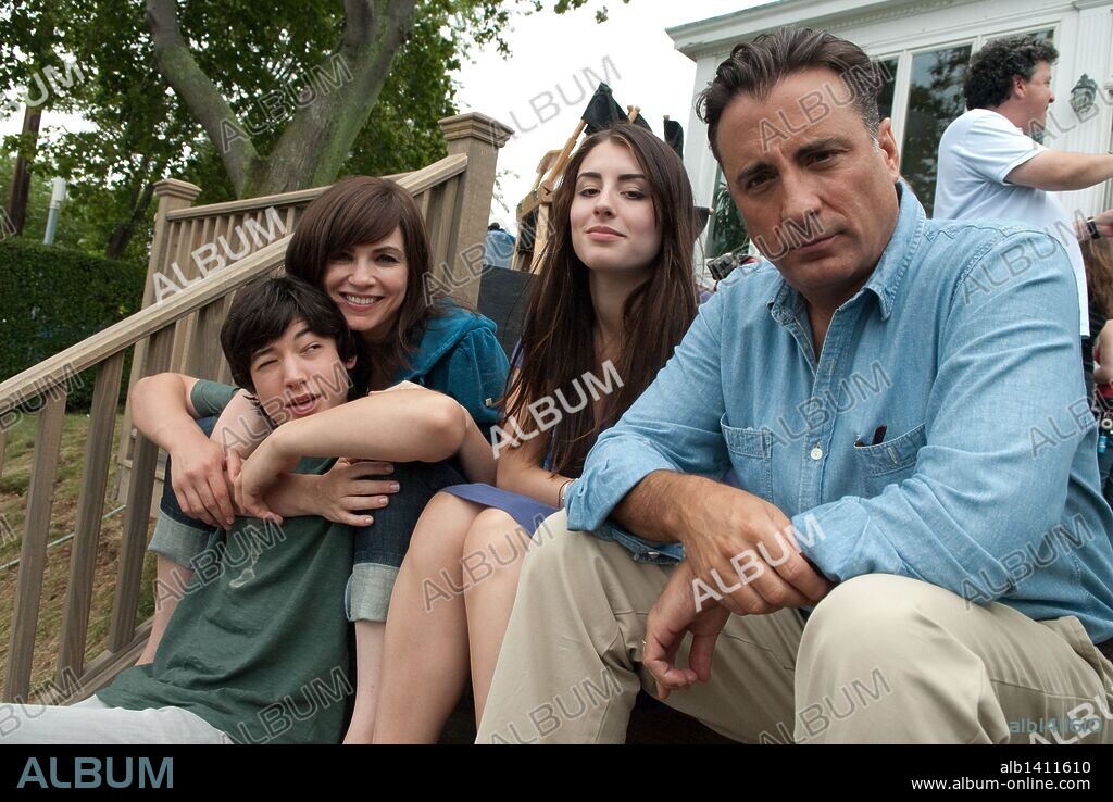 ANDY GARCIA, DOMINIK GARCIA-LORIDO, EZRA MILLER et JULIANNA MARGULIES dans CITY ISLAND, 2009, réalisé par RAYMOND DE FELITTA. Copyright CINESON ENTERTAINMENT/MEDICI ENTERTAINMENT / CARUSO, PHILLIP.