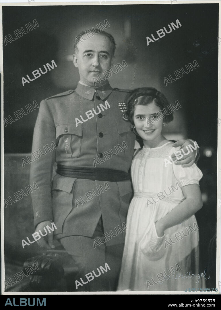 JALÓN ÁNGEL. Salamanca, September 1936. General Francisco Franco with his daughter Carmencita at the Salamanca headquarters.
