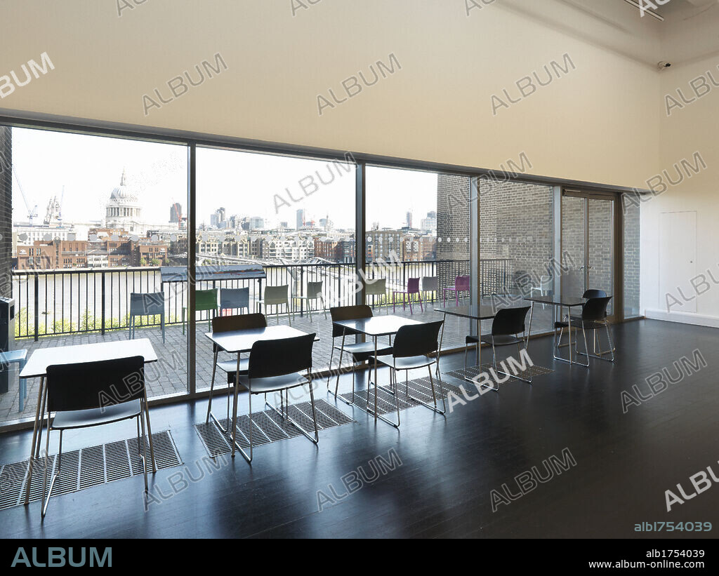 Tate Modern, by Herzog & de Meuron, Scott George Gilbert, 1995-2000, 20th Century, brick and glass. Great Britain, London, Tate Modern. Detail. Glass window panoramic view foreshortened view City dome cathedral St. Paul London buildings skyscrapers black light recreational area café bar; counter chairs tables terrace.