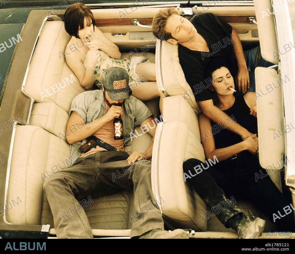 BRAD PITT, DAVID DUCHOVNY, JULIETTE LEWIS et MICHELLE FORBES dans KALIFORNIA, 1993, réalisé par DOMINIC SENA. Copyright GRAMERCY PICTURES.