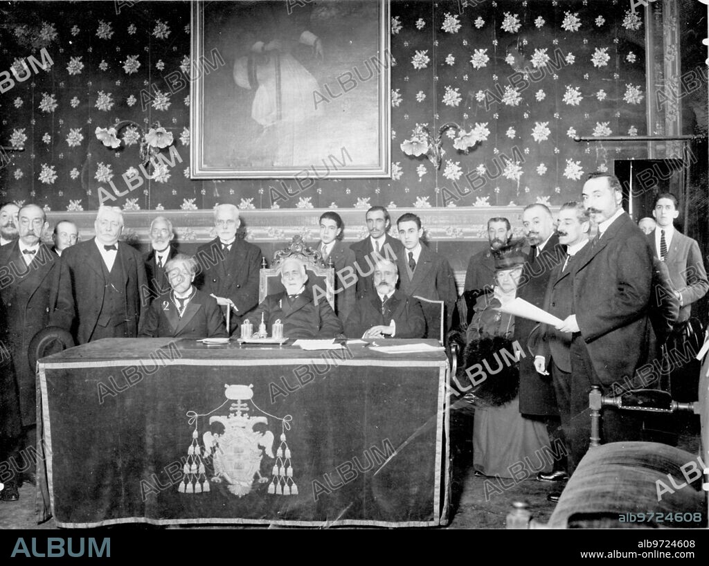 December 1916. The new rector of the Central University. The Honorary Rector, Mr. Azcárate (1), presiding over the ceremony in which the new Rector took office. Mr. José Rodríguez Carracido (2).