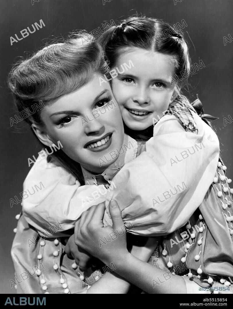 JUDY GARLAND and MARGARET O'BRIEN in MEET ME IN ST. LOUIS, 1944, directed by VINCENTE MINNELLI. Copyright M.G.M.
