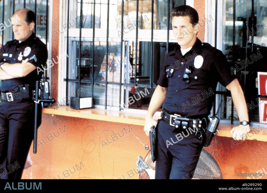 ROBERT DUVALL and SEAN PENN in COLORS, 1988, directed by DENNIS HOPPER. Copyright ORION PICTURES.
