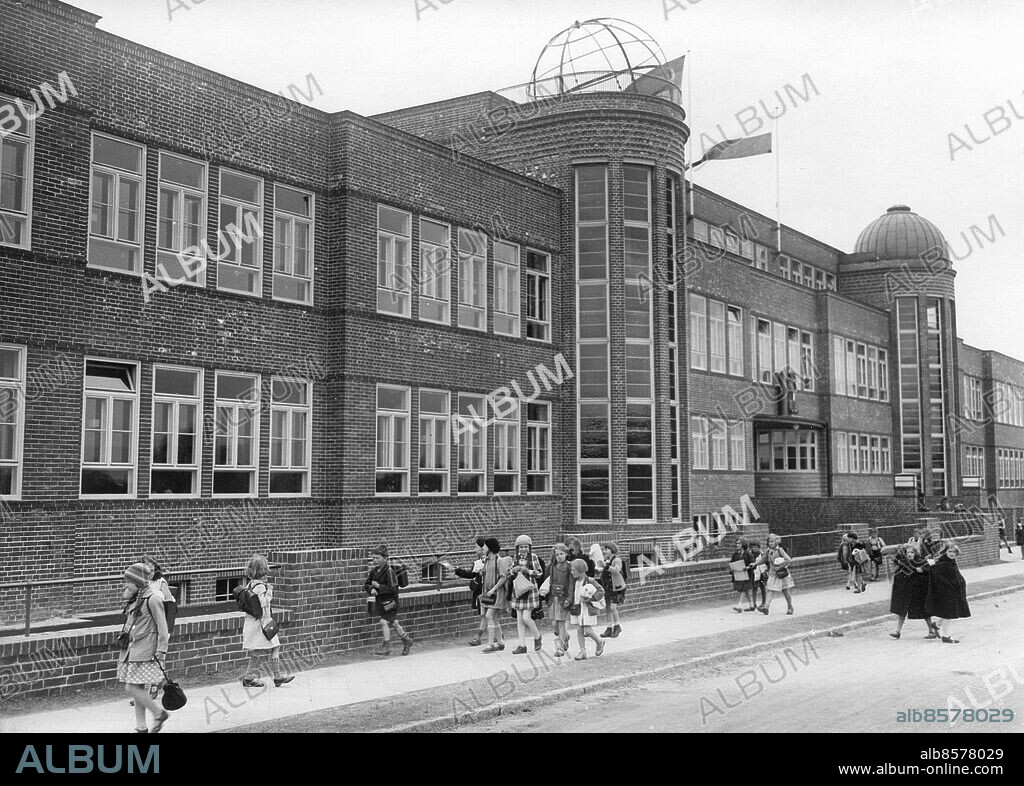 TYSKLAND LÜBECK 1931. Orig. bildtext... DER JUGEND DAS BESTE. Deutschlands modernste Volksschule, die Schule "Am Klosterhof" in Lübeck. (Siehe auch Text bei Bild No.36035). 36036) Aussenansicht der kürzlich eröffneten Schule, am Mönkhofer Weg gelegen. Foto: Robert Sennecke / AB Text & Bilder / SVT / Kod: 5600 Mapp: Tyskland: Lübeck G:42 N Klosterhofschule i Lübeck invigdes 1931. Bildserier Fotoreportage Exteriör Fasader sites: LÜBECK;TYSKLAND PhotoDate:1931-??-??.