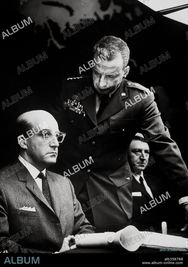 GEORGE C. SCOTT and PETER SELLERS in DR. STRANGELOVE OR: HOW I LEARNED TO STOP WORRYING AND LOVE THE BOMB, 1964, directed by STANLEY KUBRICK. Copyright HAWK FILMS PROD/COLUMBIA.