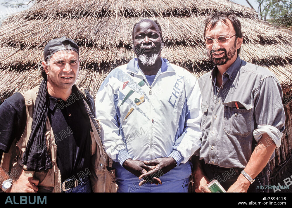 John Garang, * 23.06.1945-30.07.2005 +, politician, rebel leader, Sudan, founded the Sudanese People's Liberation Army (SPLA) in 1985 and its political arm, the Sudanese People's Liberation Movement (SPLM). Both organizations fought against the central government and the independence of the South Sudanese provinces in the Sudanese civil war. SPLA and SPLM leader John Garang Garang at his headquarters in Lotukei during a conference with non-governmental organizations (NGOs). With the journalists Guennay Ulutucok (left) and Walter Michler (right). Lotukei, Eastern Equatoria, South Sudan 1995.