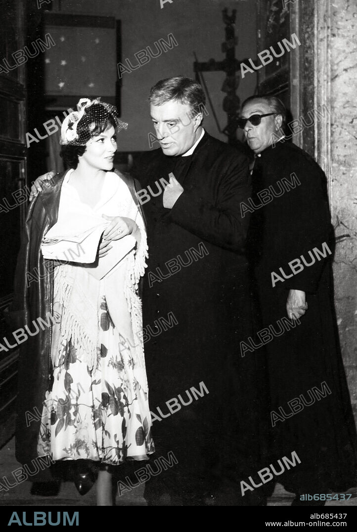 GINA LOLLOBRIGIDA and VITTORIO DE SICA in FAST AN SEXY, 1958 (ANNA DI BROOKLYN), directed by CARLO LASTRICATI and VITTORIO DE SICA. Copyright CIRCEO CINEMATOGRAFICO.