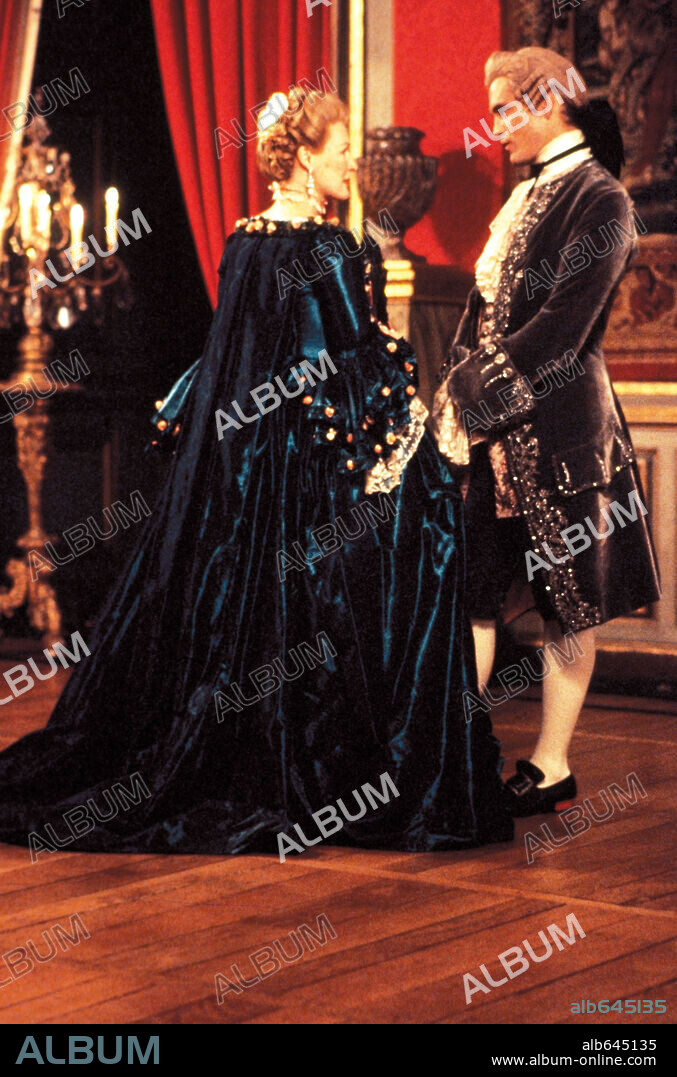 GLENN CLOSE and JOHN MALKOVICH in DANGEROUS LIAISONS, 1988, directed by STEPHEN FREARS. Copyright WARNER BROTHERS.
