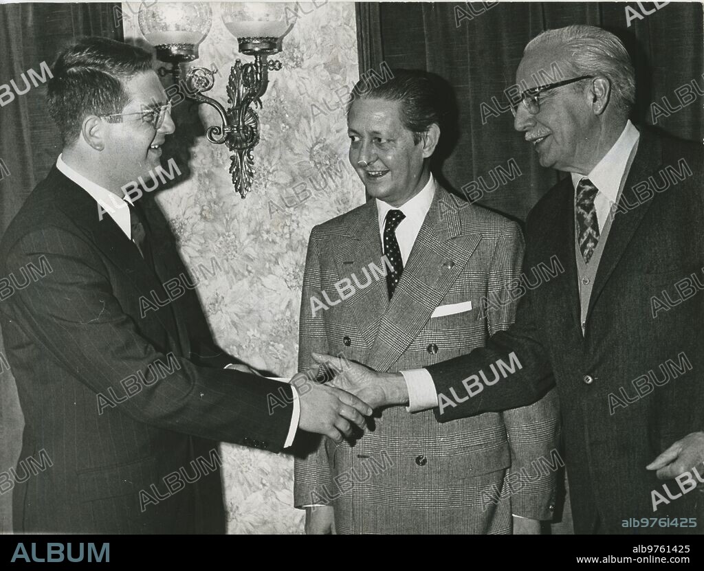 Madrid, 02/05/1973. Presentation of the ?Nicolás González Ruiz? award. The vice president of the Board of Directors of Editorial Católica, Mr. Javier Martín-Artajo, presents our colleague José Miguel Santiago Castelo with the ?Nicolás González Ruiz? award, in the presence of the writer and member of the jury Pedro Lorenzo.