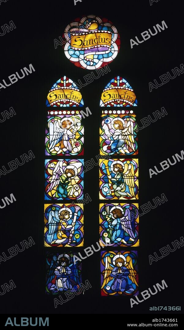 ARTE S. XIX. MODERNISMO. ESPAÑA. ROSETON SANCTUS. Vidriera emplomada con grisalla y amarillo de plata. Procede de las capillas de la Cripta de la Sagrada Familia. El dibujo y diseño fue realizado por Antoni GAUDI y la vidriera es atribuida a Eudald AMIGO. Se representa a unos ANGELES o QUERUBINES. Museo del Templo Expiatorio de la Sagrada Familia. Barcelona. Cataluña.