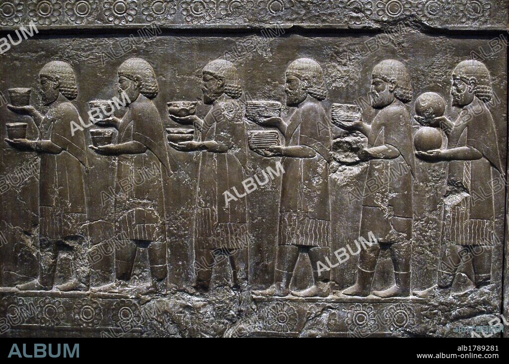 ARTE PERSA. DINASTIA AQUEMENIDA. PERSEPOLIS. S. VI-V a. C. PALACIO DE DARIO I (522-486 a. C.). Detalle de un relieve escultórico en la base de la APADANA o SALON DE RECEPCIONES DEL REY PERSA DARIO I con la representación de JONIOS EN PROCESION PORTANDO OFRENDAS. Copia del original conservado en su lugar de orígen (Irán). Museo Británico. Londres. Inglaterra. Reino Unido.