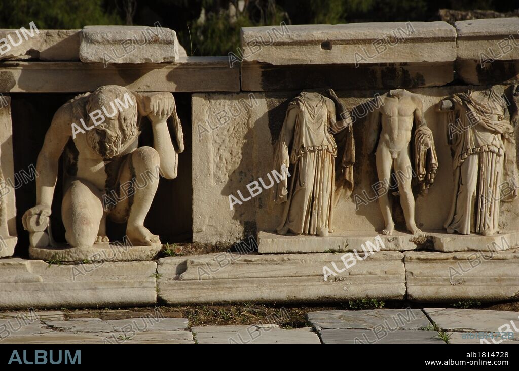 ARTE GRIEGO. GRECIA. Detalle escultórico del escenario del TEATRO DE DIONISIO, restaurado por los romanos. Siglo II a. C. Relieves con la representación del mito de Dionisio.