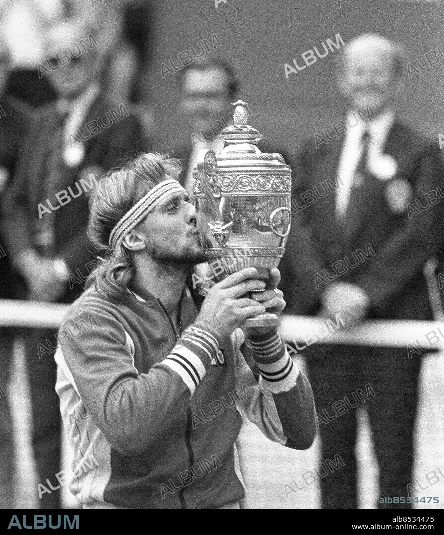 LONDON 1980-07-05. Björn Borg kysser bucklan efter att ha vunnit Wimbledons tennisturnering för femte året i rad.. Foto: Lars Jansson / EXP / TT / Kod: 22. **AFTONBLADET OUT**.