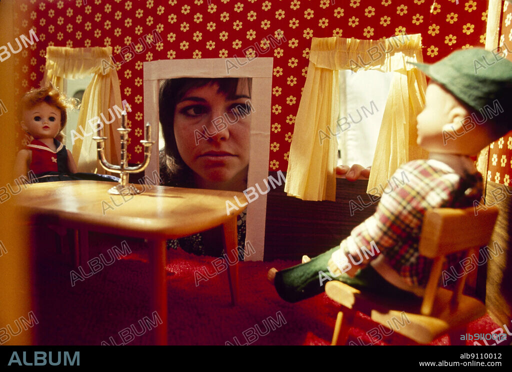 SALLY FIELD in MAYBE I'LL COME HOME IN THE SPRING, 1971, directed by JOSEPH SARGENT. Copyright Metromedia Producers Corporation (MPC).