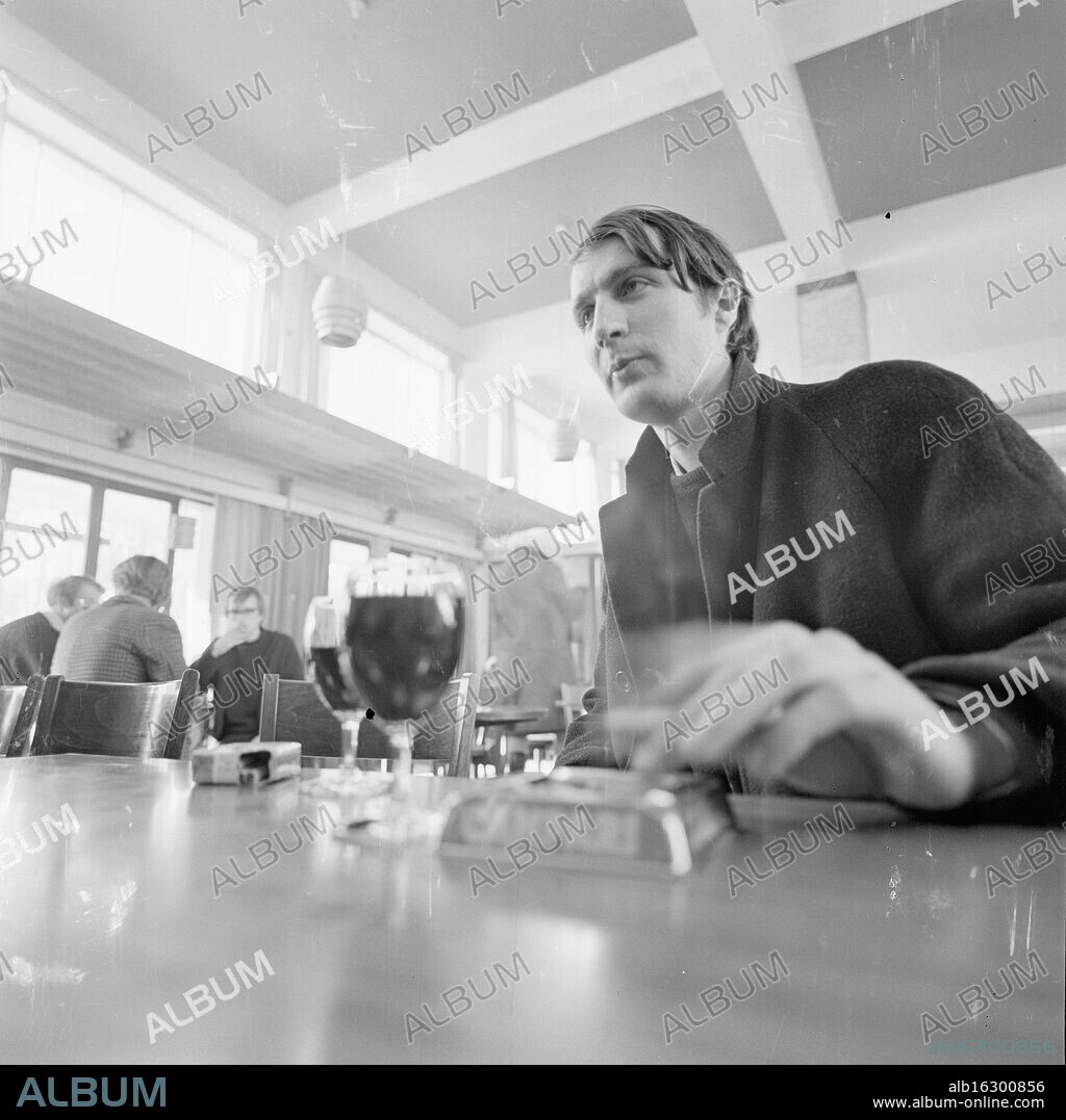 Current 9-4-1968 : The Pollan man who loves Pollan. Ole Jørgen Pollan, also known as Ole Jørgen Lehmann, the poor artist from Skillebekk with an exhibition in Norges Bank, bows in the dust in the deepest respect for himself. The exhibition will be his last. He leaves the palette and walks over to the typewriter. He now wants to start as a poet. Photo: Sverre A. Børretzen / Aktuell / NTB. ***PHOTO NOT IMAGE PROCESSED***. This image text is auto translated.