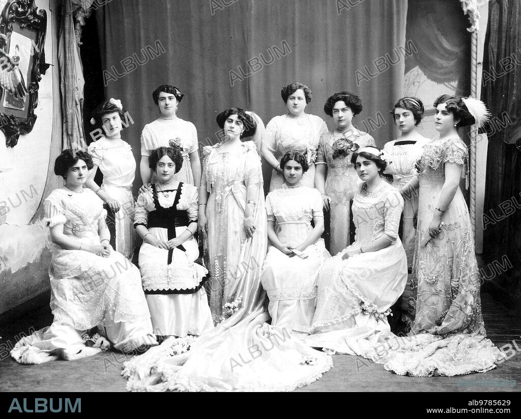 April 1911. Floral Games in Murcia the Queen of the Party, Miss Pilar ten Guirao de Revenga, Surrounded by her court of love.