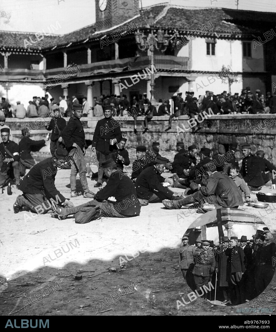 8 noviembre 1922. Villa del Prado.  Maniobras Militares.
Los Soldados del regimiento del Rey Comiendo el rancho en la plaza del Pueblo, en círculo el príncipe de Asturias (X) con el alcalde y Capitan General, Viendo desfilar el Batallon.