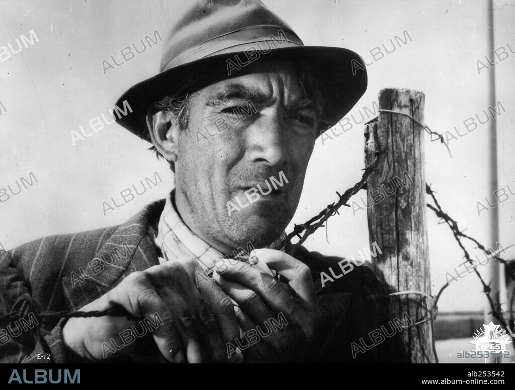 ANTHONY QUINN in LA STRADA, 1954, directed by FEDERICO FELLINI. Copyright PONTI-DE LAURENTIIS.