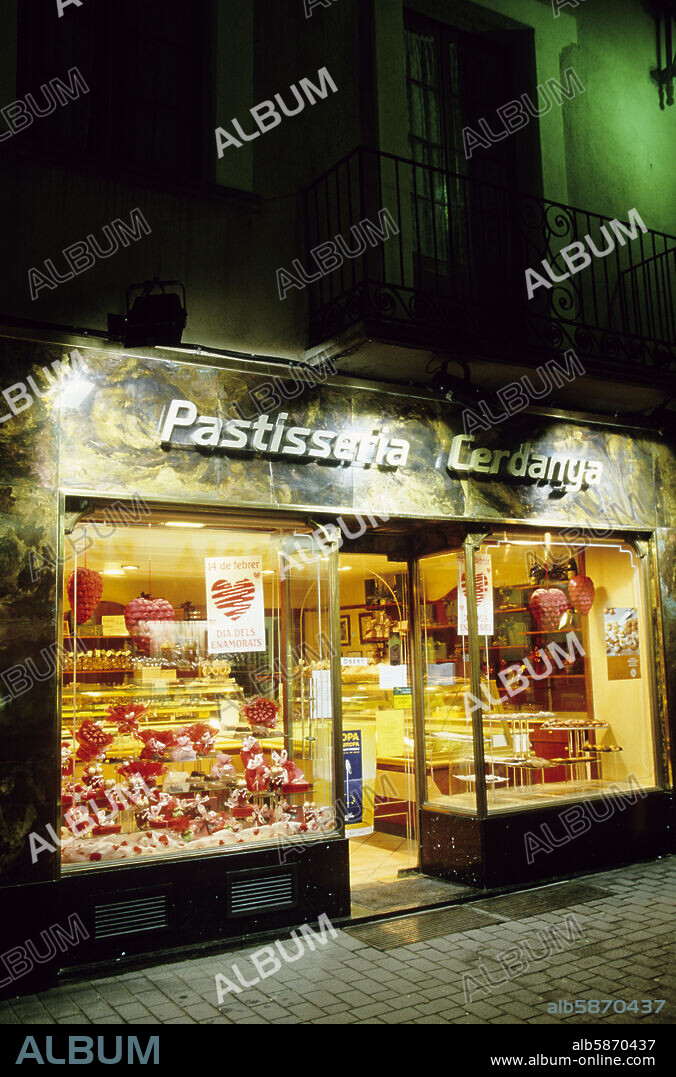 Puigcerdà (Capital de la Cerdanya); pastelería "Cerdanya" en la céntrica calle España.