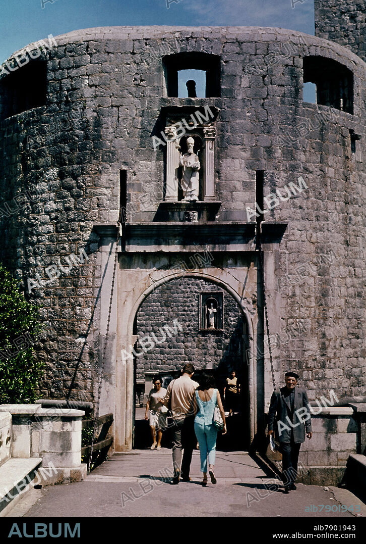 PUERTA DE PILE CON ARCADA RENACENTISTA DEL SIGLO XVI - UNA DE LAS PUERTAS DE ENTRADA A LA CIUDAD.