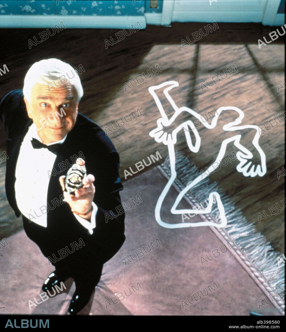 LESLIE NIELSEN en AGÁRRALO COMO PUEDAS 2 1/2: EL AROMA DEL MIEDO, 1991 (NAKED GUN 2 1/2: THE NAKED GUN 2 1/2: THE SMELL OF FEAR), dirigida por DAVID ZUCKER. Copyright PARAMOUNT PICTURES.