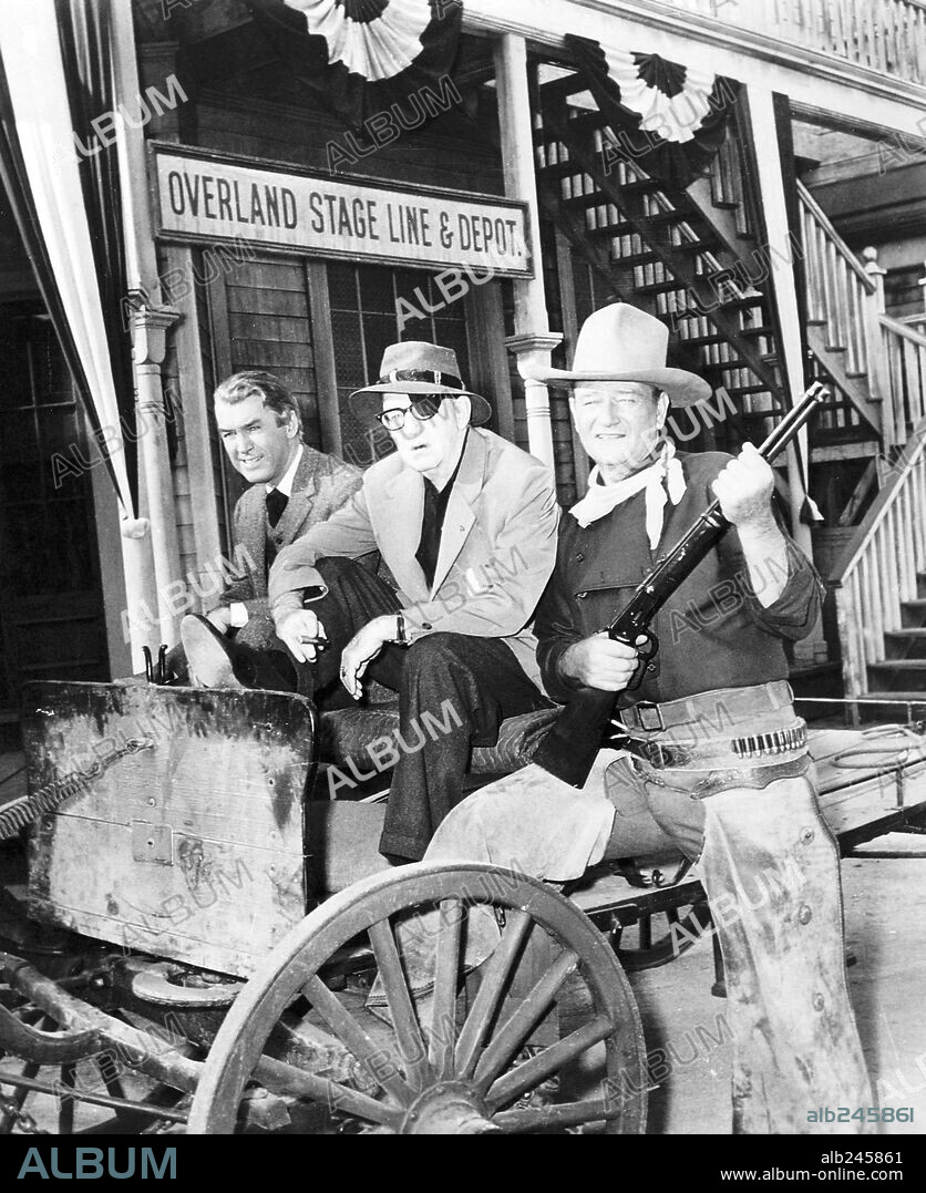 JAMES STEWART, JOHN FORD y JOHN WAYNE en EL HOMBRE QUE MATO A LIBERTY BALANCE, 1962 (THE MAN WHO SHOT LIBERTY VALANCE), dirigida por JOHN FORD. Copyright PARAMOUNT PICTURES.