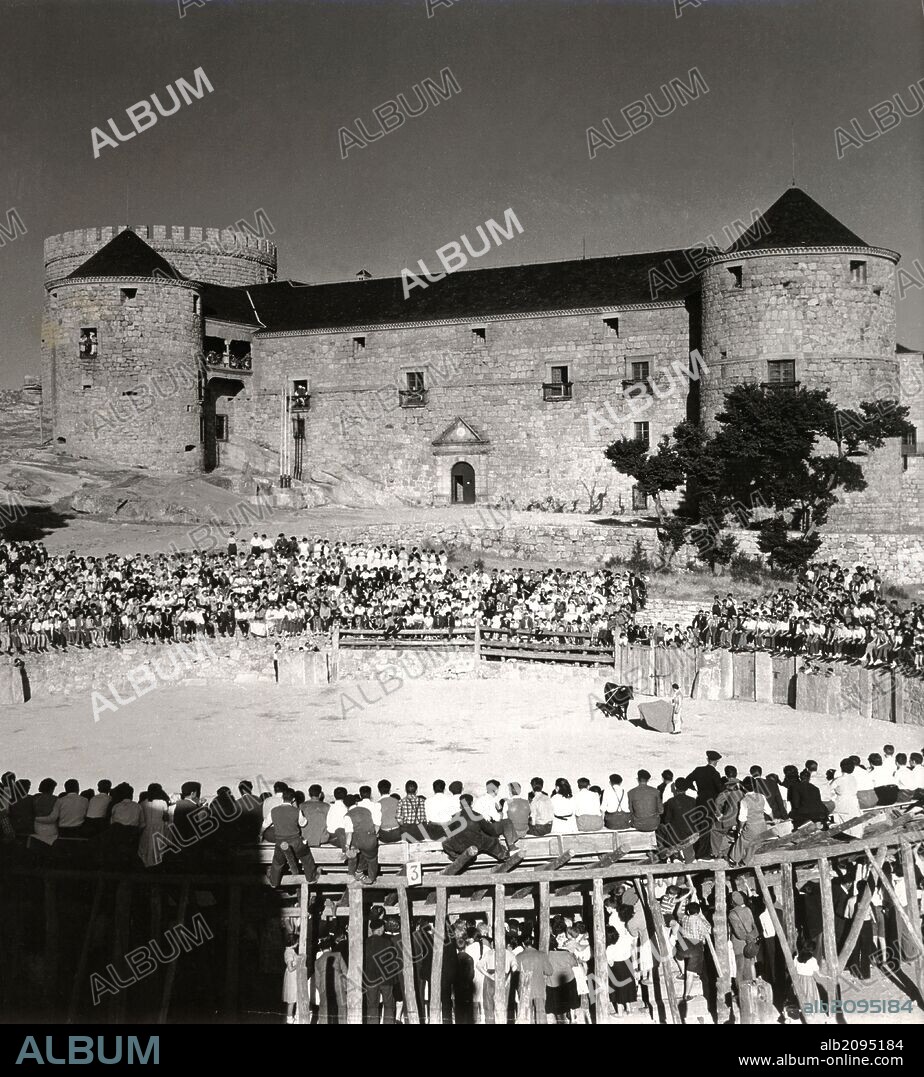 España. Avila. Castillo de las Navas del Marqués. Corrida taurina. Fotografía, año 1950.