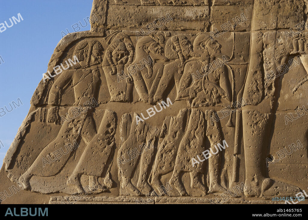 Temple of Ramses III. Relief depicting prisoners of war at the feet of Pharaoh, represented a larger size. New Kingdom. Thebes. Medinet-Habu. Egypt.